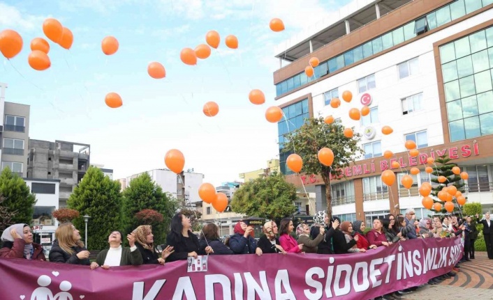 Kadına şiddete dikkat çekmek için yüzlerce balon gökyüzüne bırakıldı