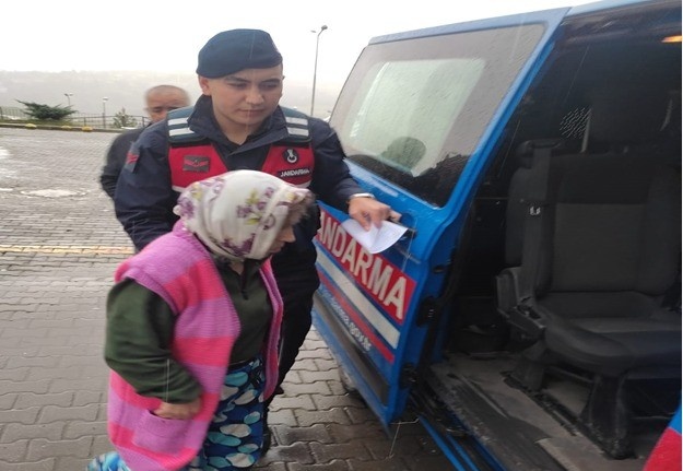 Kaybolan yaşlı kadını jandarma ve AFAD ekipleri buldu