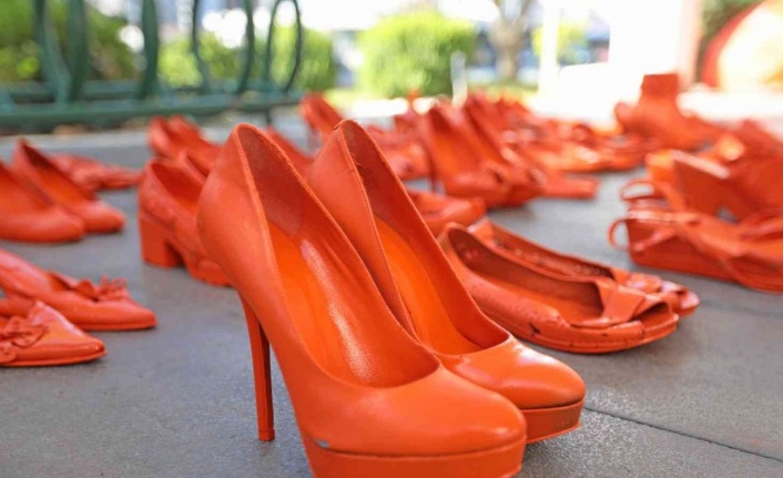 Mersin’de şiddete uğrayan kadınlar için ’Turuncu Ayakkabı’ sergisi