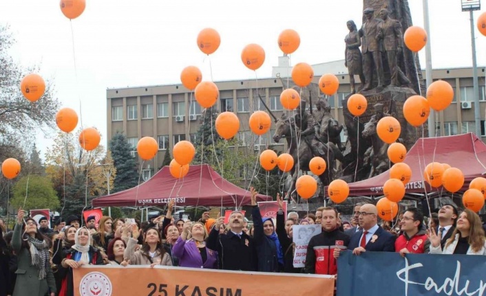 Uşak’ta turuncu balonlar kadınlar için bırakıldı