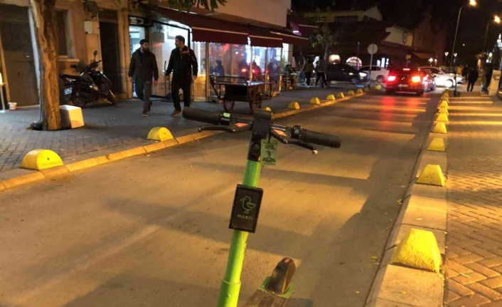 Bilinçsizce yola bırakılan scooterlar trafiği tehlikeye sokuyor