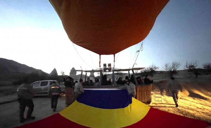 Kapadokya’da sıcak hava balonları Romanya bayrağıyla havalandı