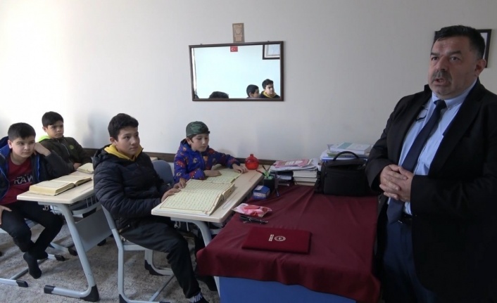 Kütahya’da mültecilere Kur’an-ı Kerim eğitimi