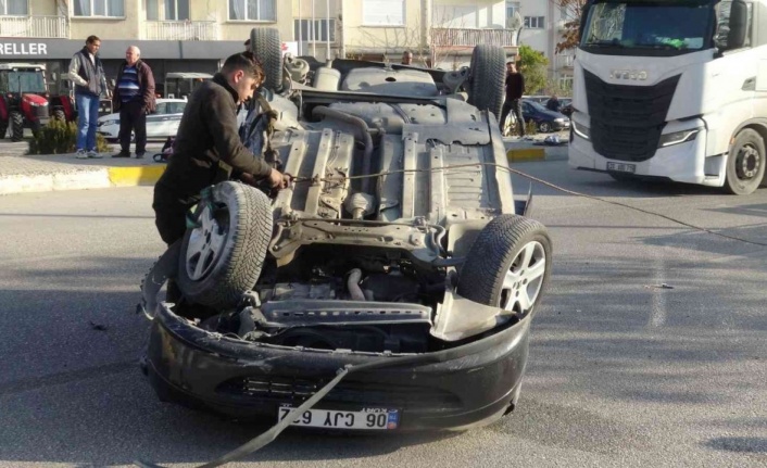 Takla atan aracın sürücüsü yaralandı, ters dönen otomobili vatandaşlar düzeltti