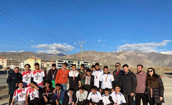 Tercanlı öğrenciler Erzincan’da kupaları topladı