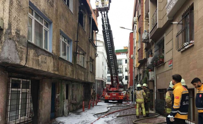 Bayrampaşa’da 2 katlı binada korkutan yangın