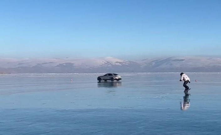 Çıldır Gölü’nde buz patencileri ile otomobilin performansı
