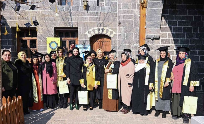 Diyarbakır’da okuma yazma öğrenen kadınlar kep attı