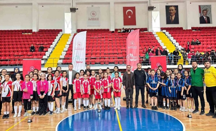 Karaman’da okul sporları küçükler hentbol müsabakaları sona erdi