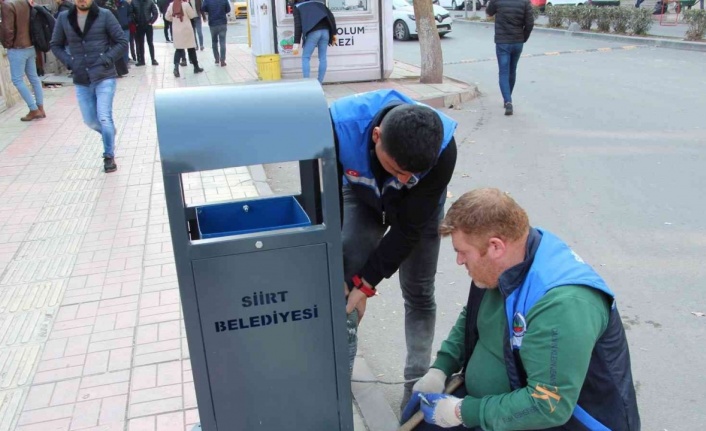 Siirt belediyesi eskiyen çöp kutuları yenileniyor