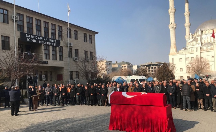 Vefat eden Iğdır eski belediye başkanı için belediye önünde tören düzenlendi