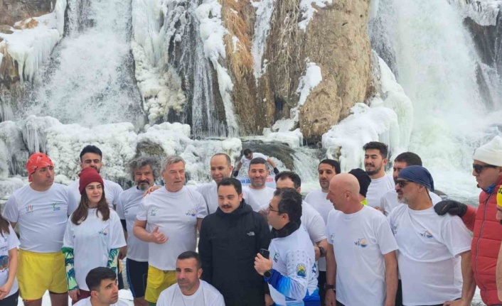 Aktivistler bölgenin kış turizmine dikkat çekmek için eksi 15 derece dondurucu suya girdiler