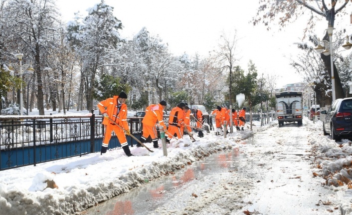Battalgazi’de karla mücadele ekipleri iş başında