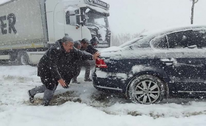 Erzurum’da etkisini gösteren kar yağışı, araç şoförlerini zor durumda bıraktı