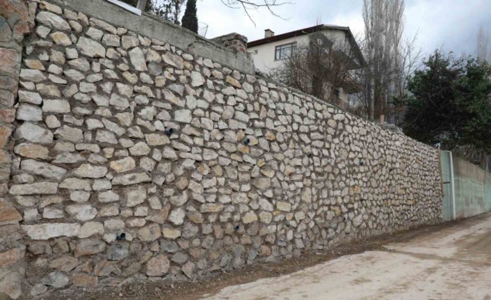 Fatih Mahallesi’ndeki hasarlı istinat duvarını tamamen yenilendi
