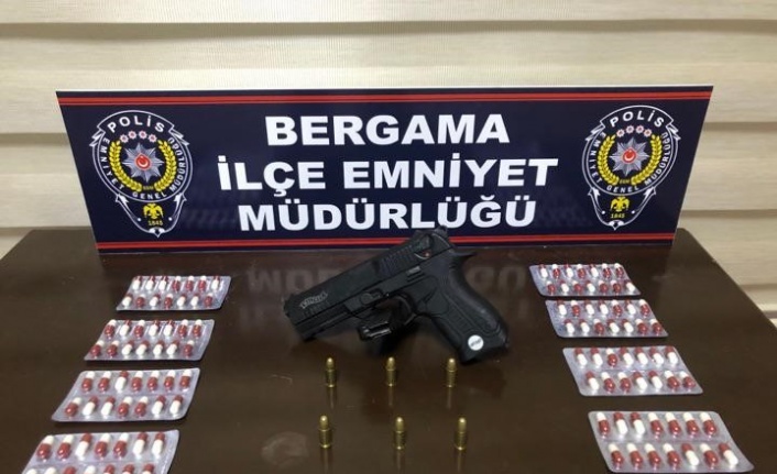 İzmir’de durdurulan araçtan sentetik hap ve silah çıktı