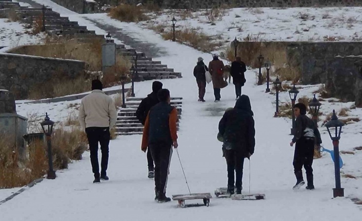 Kars’ta kızaklarını kapan çocuklar yokuşlara koştu