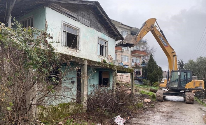 Riskli yapılardan arındırılan Gölcük’te yıkılan bina sayısı 175’e ulaştı