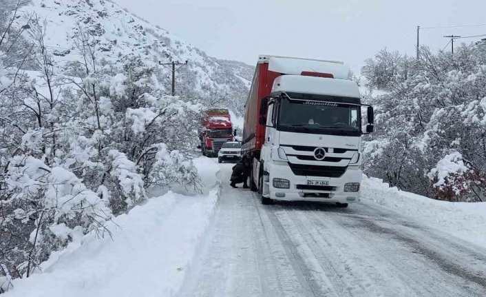 Tunceli’nin Pülümür ilçesi ile Erzincan sınırı arası tır geçişlerine kapatıldı