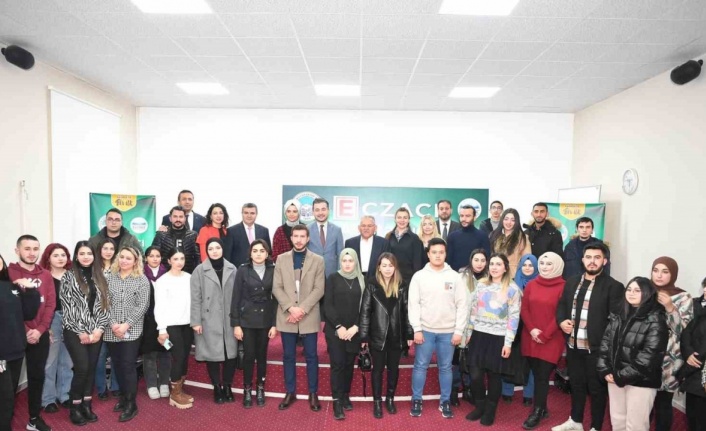 Türkiye’de İlk Olan Eczacı Asistanlığı Kursu’nda İlk Ders Zili Çaldı