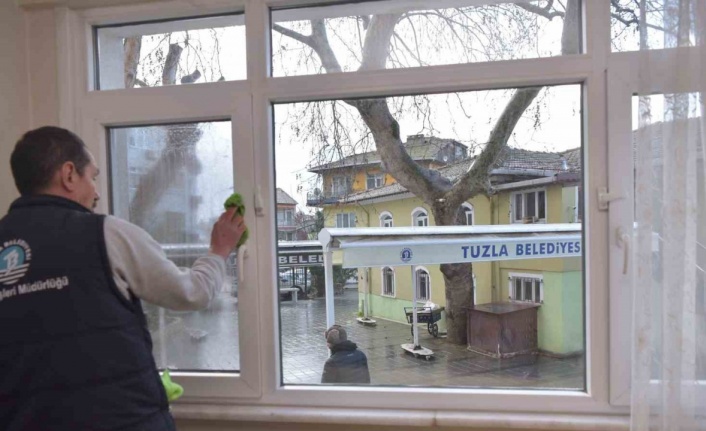 Tuzla’da yaşlı ve ihtiyaç sahibi vatandaşların evleri düzenli olarak temizleniyor