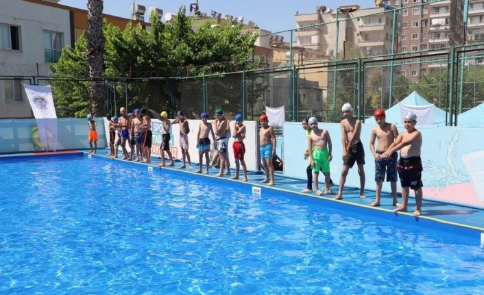 Akdeniz’de açılan kurslarla 3 yılda 10 bin çocuk yüzme öğrendi