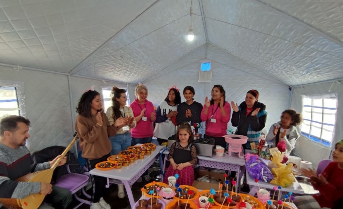 Denizlili öğretmenler, Emine ve Elisa için çadırda doğum günü kutlaması yaptı