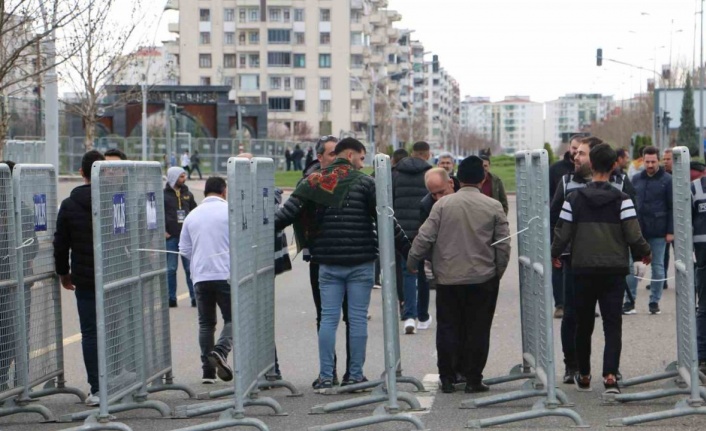 Diyarbakır’da Nevruz kutlaması geniş güvenlik önlemi içinde başladı