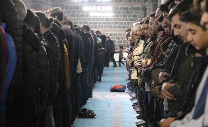 Diyarbakır’da Ramazan ayının ilk teravih namazı kılındı