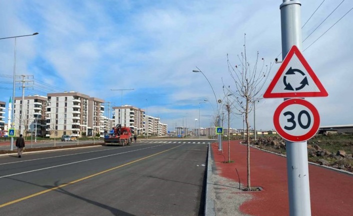 Diyarbakır’da yol güvenliği için trafik levhaları konuldu