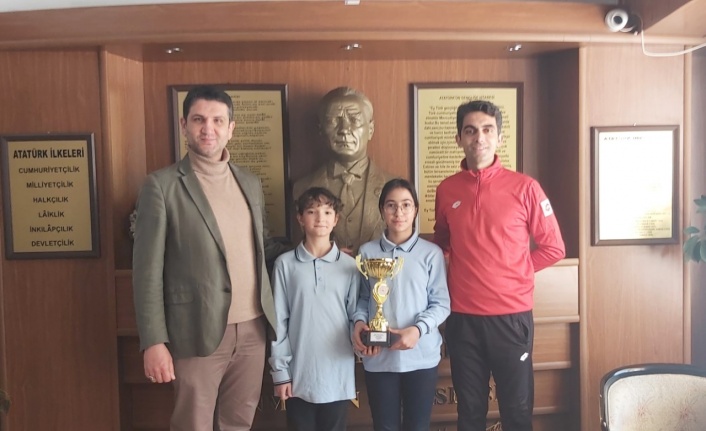 Eskişehir Odunpazarı Ticaret Borsası Ortaokulu ‘Küçük Kız Masa Tenisi’ turnuvasında birinci oldu
