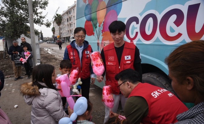 Güney Koreli gönüllüler, çocukları sevindirdi