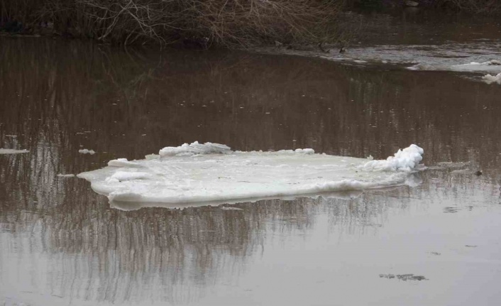 Havalar ısınınca Kura Nehri’nin buzları tamamen çözüldü