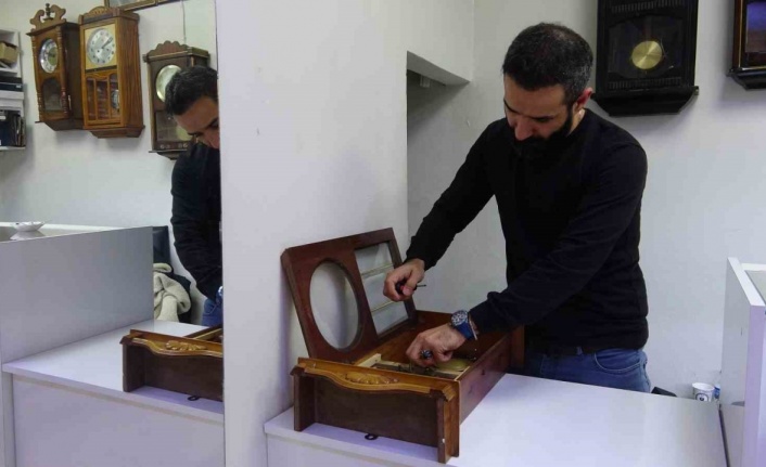 Mardin’in ’sarkaçlı saat’ tamircisi 50 yıl önce babasının açtığı dükkanda 21 yıldır çalışıyor
