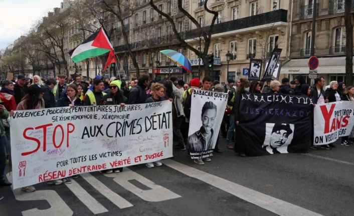 Paris’te polis şiddetine karşı protesto