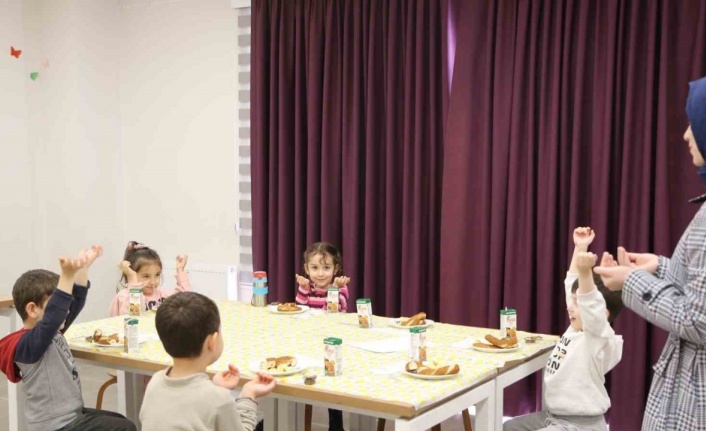 Serdivan’da tekne orucu tutan çocuklara erken iftar