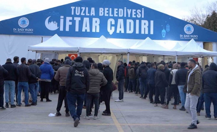 Tuzla Belediyesi’nin Kırıkhan ve Tuzla’daki çadırlarında ilk iftar yapıldı
