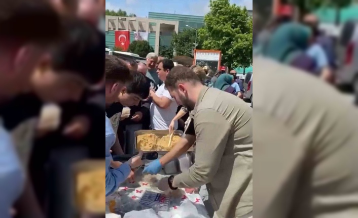AK Parti Gençlik Kolları Kılıçdaroğlu için helva dağıttı