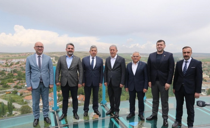 Bakan akar, Başkan Büyükkılıç ve Milletvekili Ersoy, Seyir Terası’nda Bünyan’ı izledi