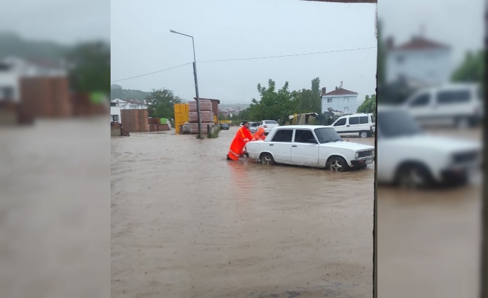 Bilecik’te sağanak yağış sonrası alt geçitte araç içinde mahsur kalan 6 kişi kurtarıldı