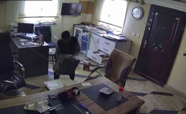 Elazığ’da ofis malzemesi çalan şüpheli kameralara yakalandı