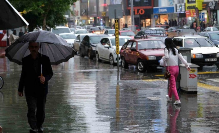 Erzincan’da sağanak yağış