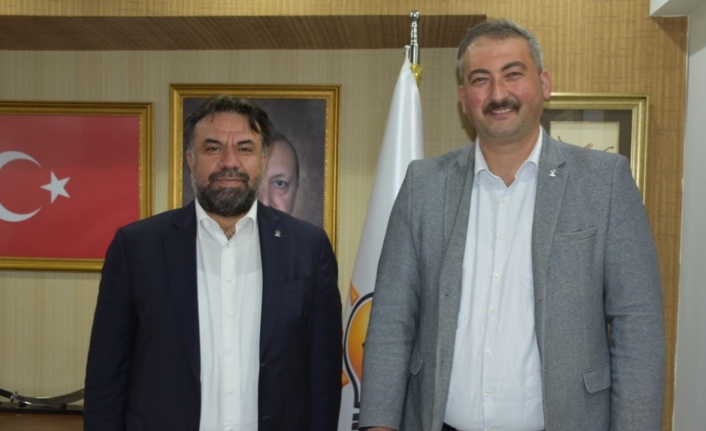 İstifa eden Gelecek Partisi Balıkesir İl Başkanı AK Parti rozeti taktı