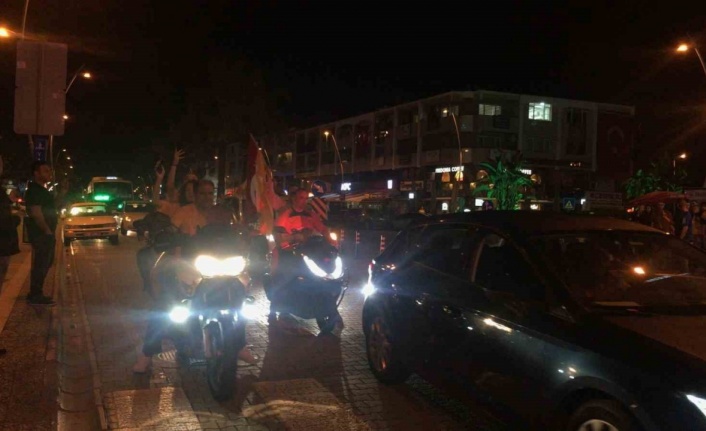 Marmaris’te Galatasaraylılar sokağa taştı