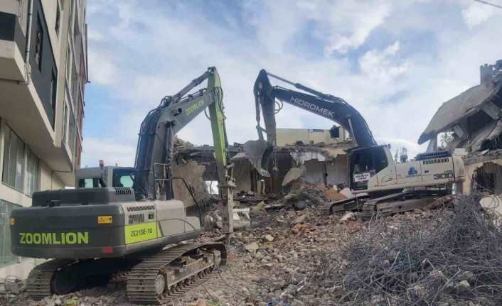 Nurhak’ta ağır hasarlı binaların yıkımı devam ediyor