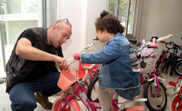 Onarılan bisikletler depremzede çocukları mutlu etti