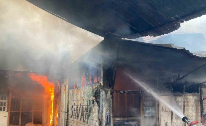 Siirt’te marangozcular çarşısında aynı anda yanan 3 dükkan paniğe neden oldu