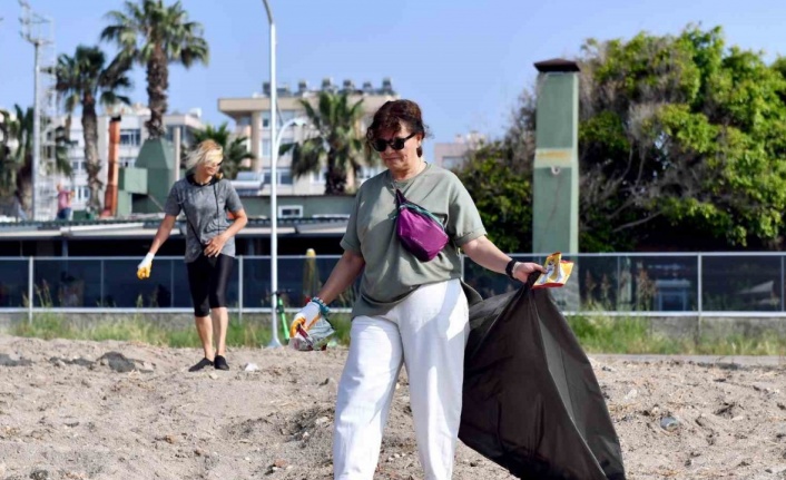 Mersin’de gönüllü kadınlar sahil temizliği yaptı