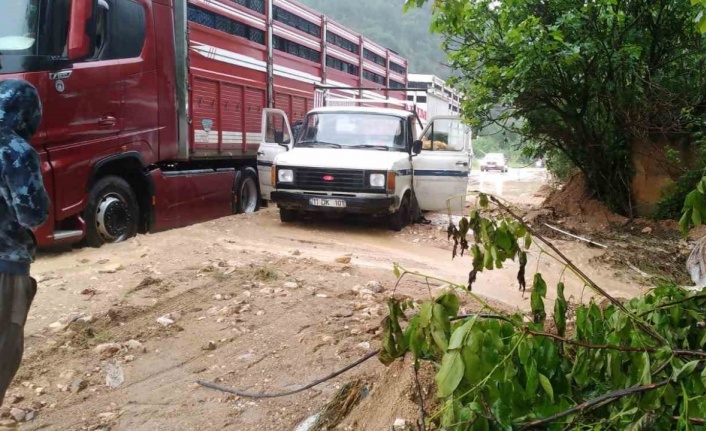 Sakarya Nehri taştı Söğüt-İnhisar yolu selden dolayı trafiğe kapandı