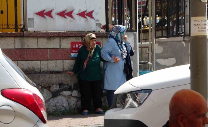 Fatih’te değişim saati bahanesiyle müşteri almayan pişkin taksici kamerada